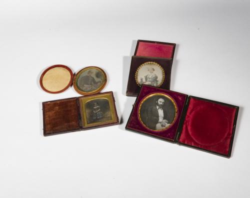 Daguerreotype : De l’estimation gratuite en ligne à la vente aux enchères de vos tableaux et objets d'art. Réponse d’un expert en 48H. Présent dans toute la France. Côte des peintres et sculpteurs.